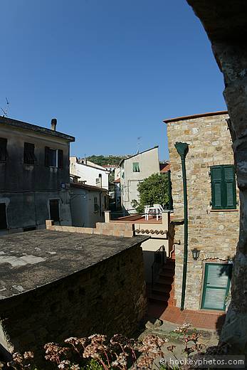 Lorenzo's House, Poggi