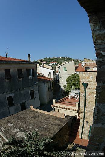 Lorenzo's House, Poggi