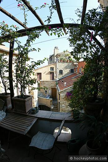 Lorenzo's House, Poggi