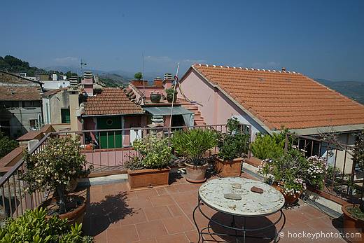 Lorenzo's House, Poggi