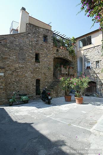 Lorenzo's House, Poggi